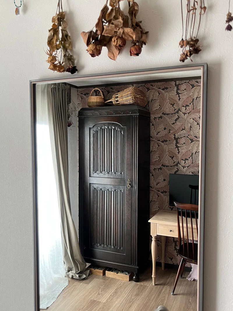 鏡に映るモリスの壁紙 ”姿見鏡”