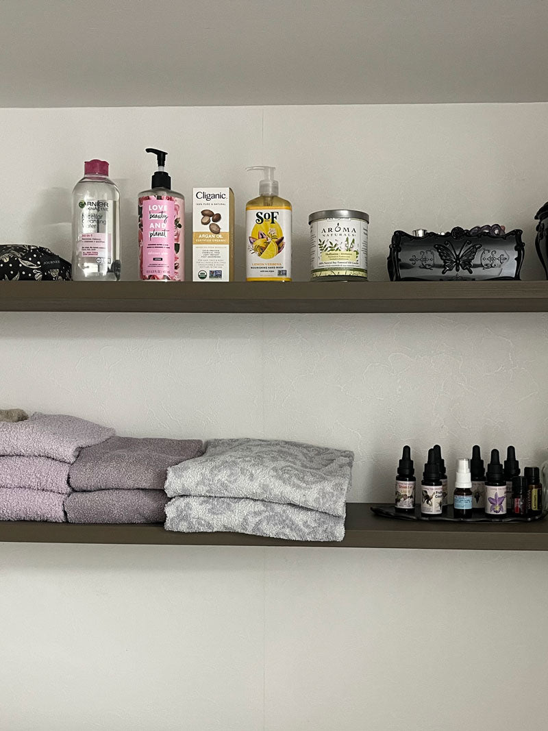 棚の色が綺麗で金具が格好いい 洗面所の棚