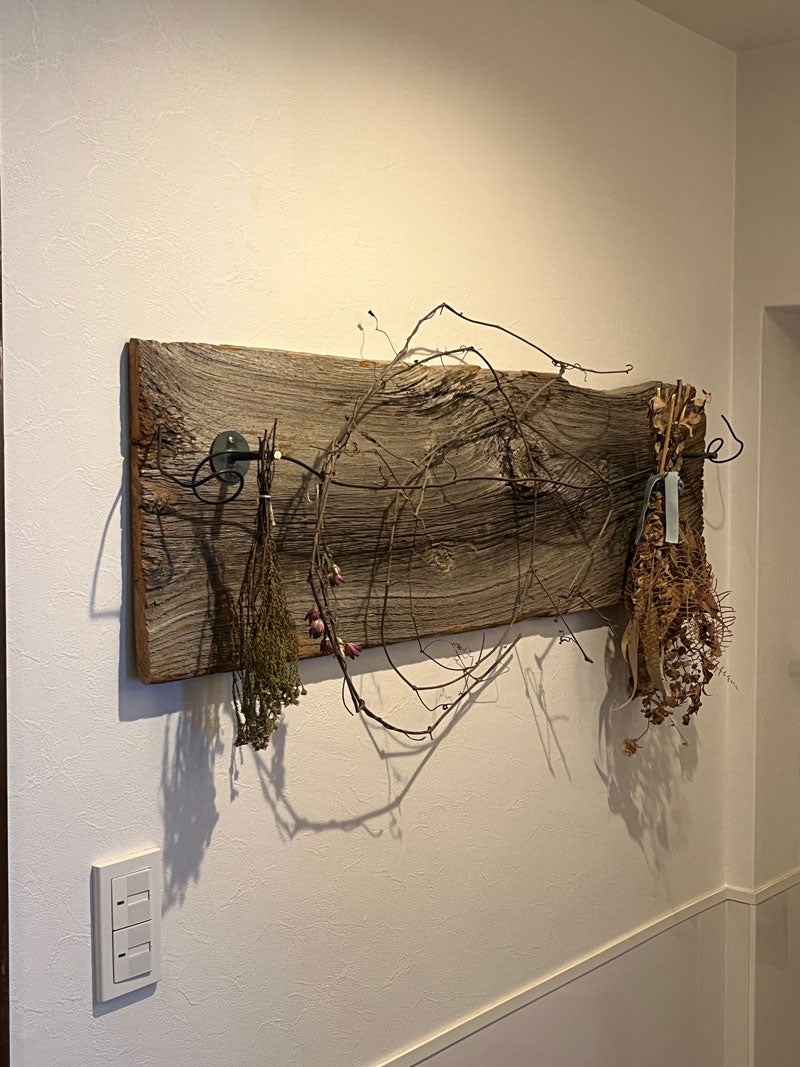 正にアート 古材の壁掛け(玄関壁)