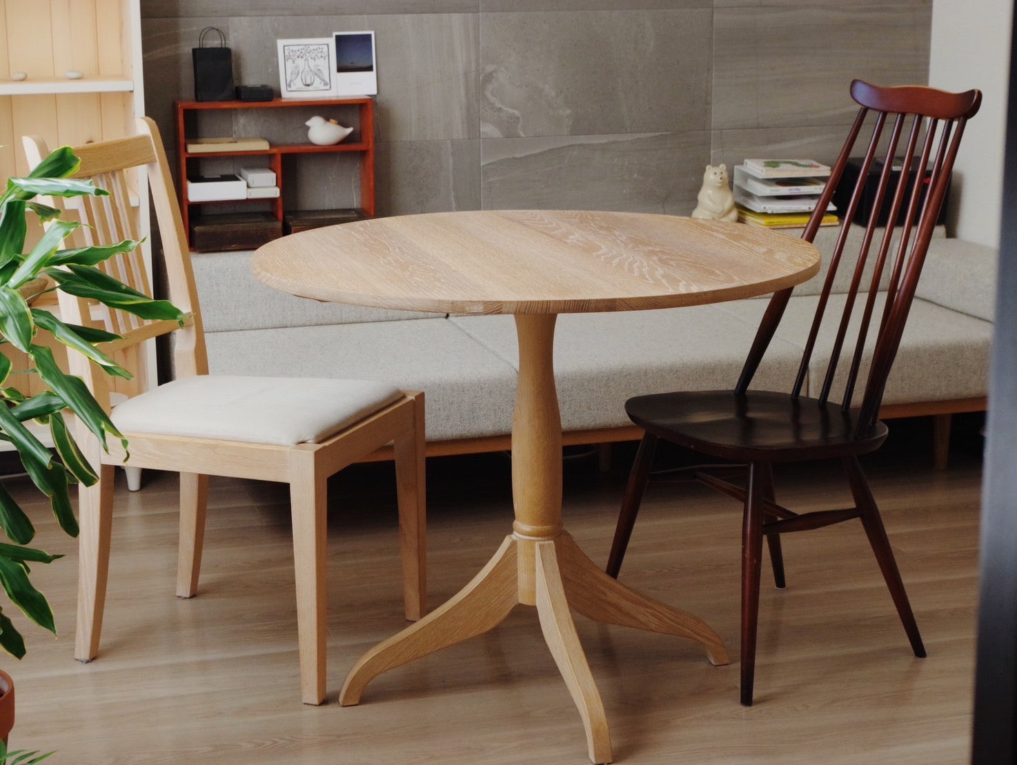 食事を囲むダイニングテーブル