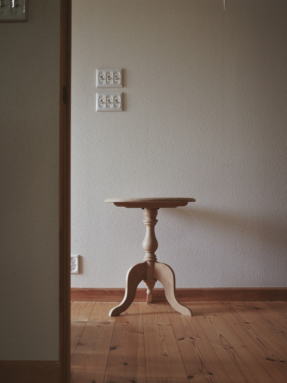 ラウンドサイドテーブル