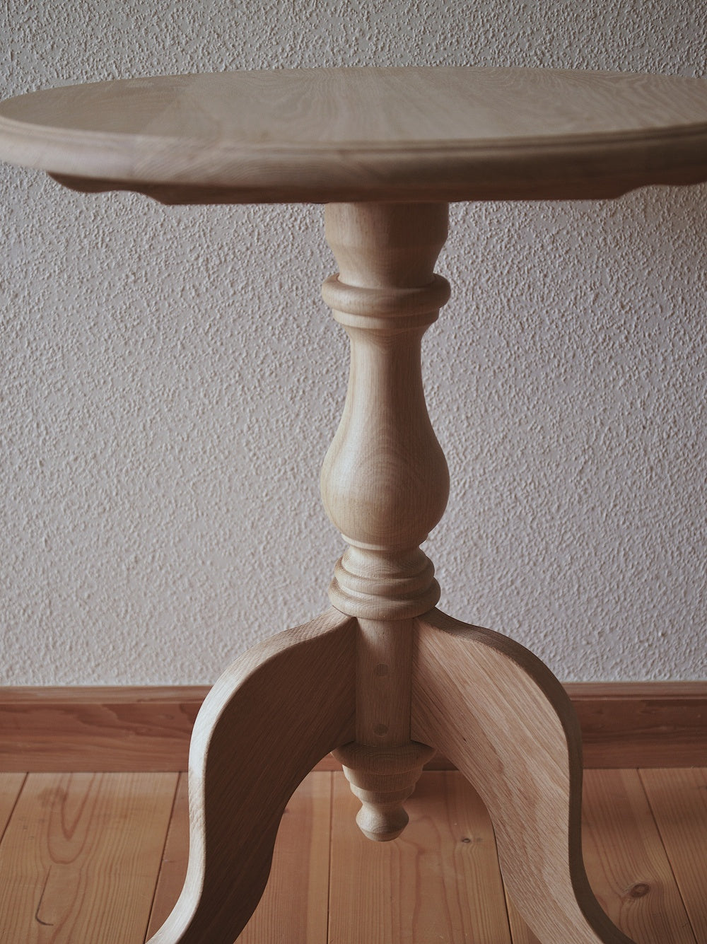 ラウンドサイドテーブル