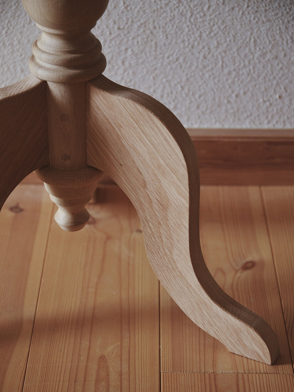 ラウンドサイドテーブル