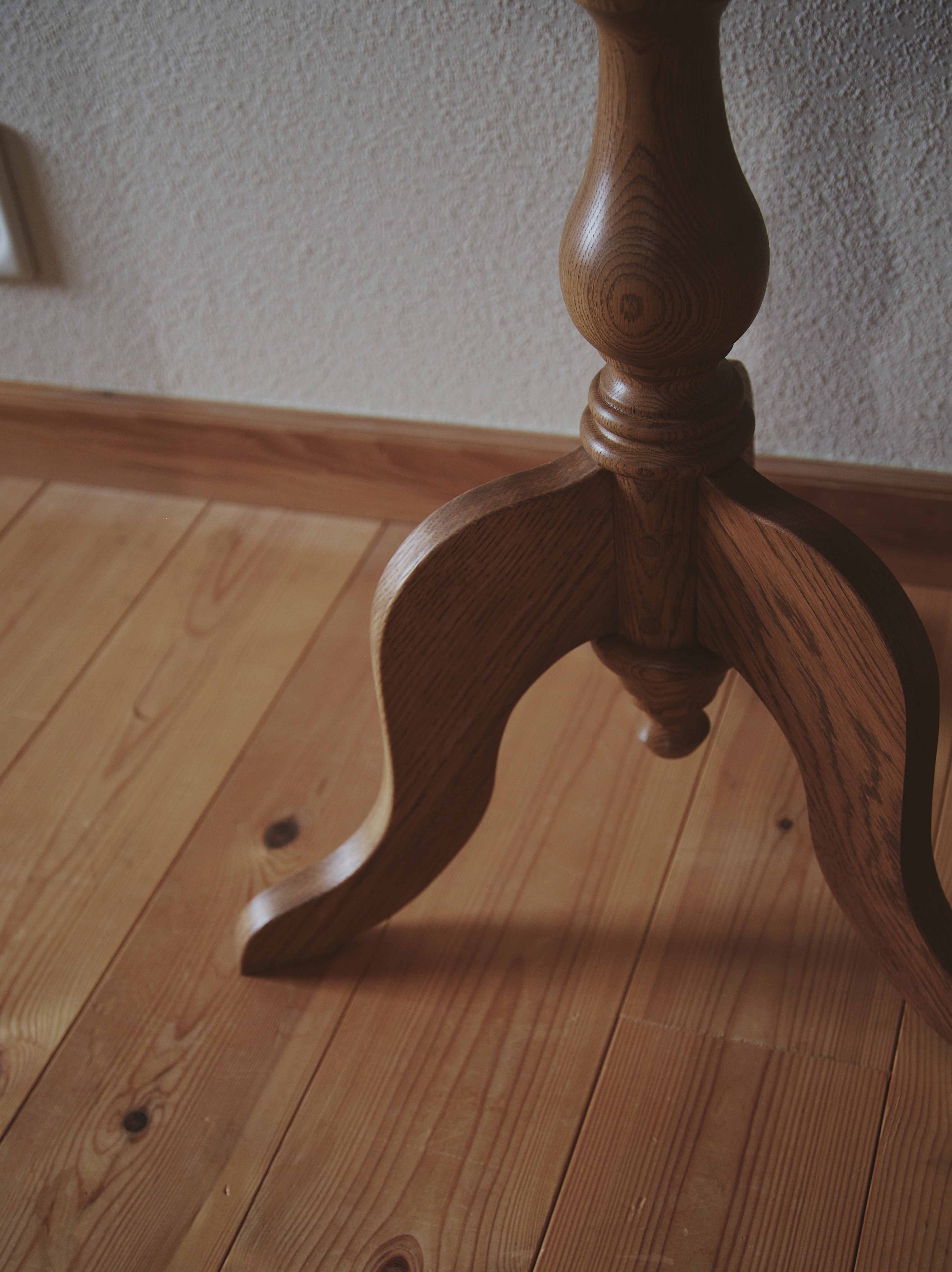 ラウンドサイドテーブル