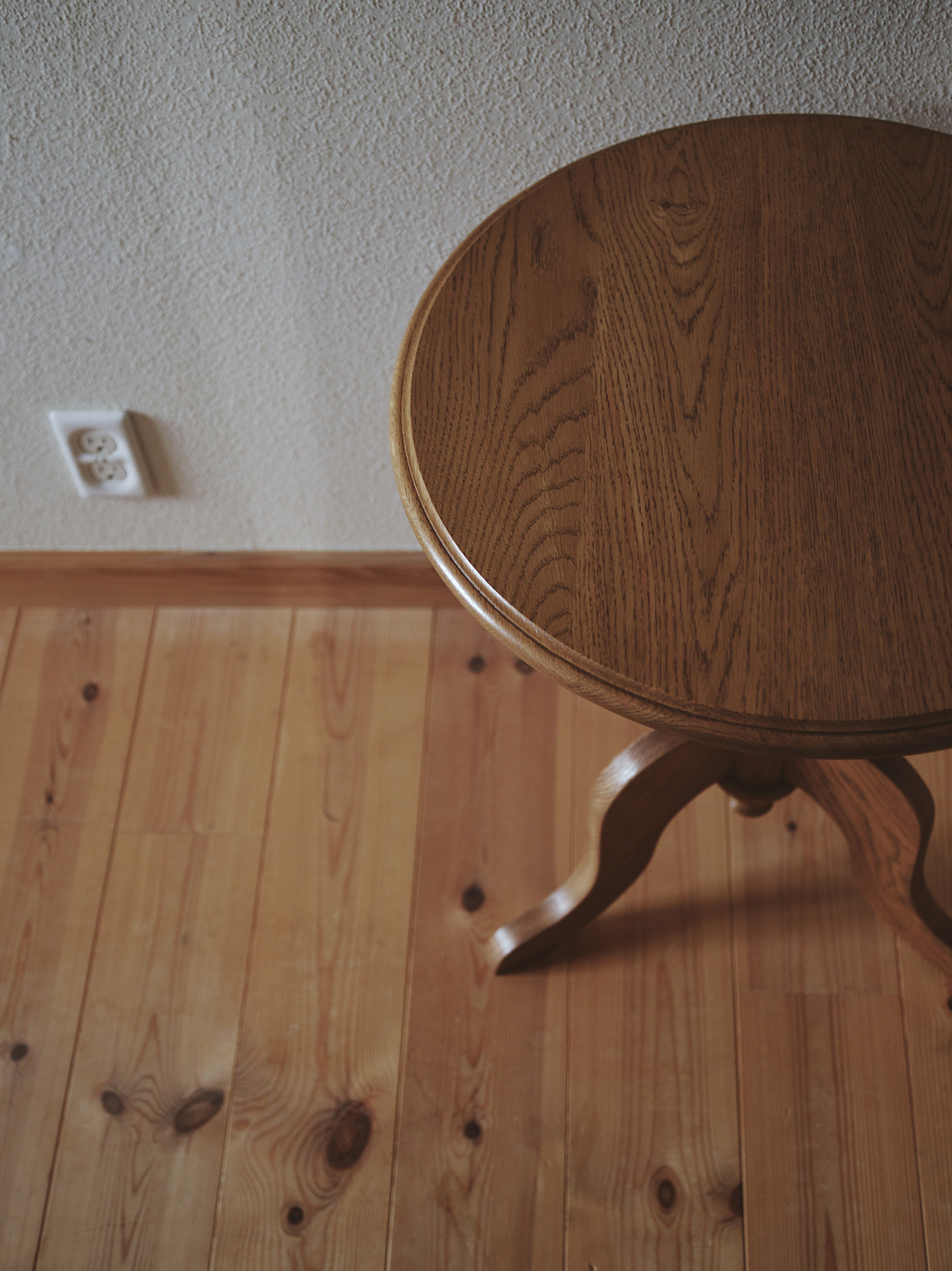 ラウンドサイドテーブル