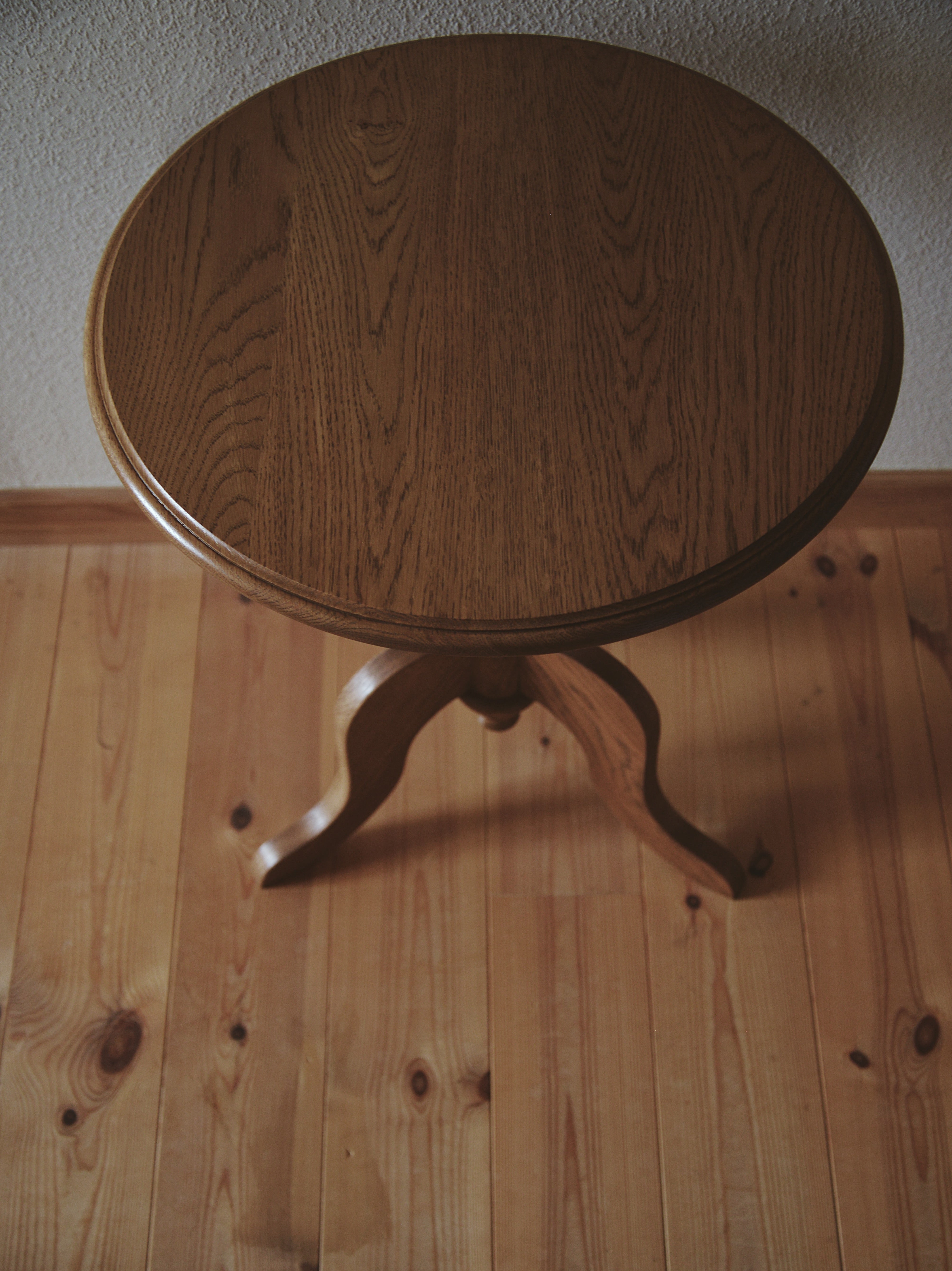 ラウンドサイドテーブル