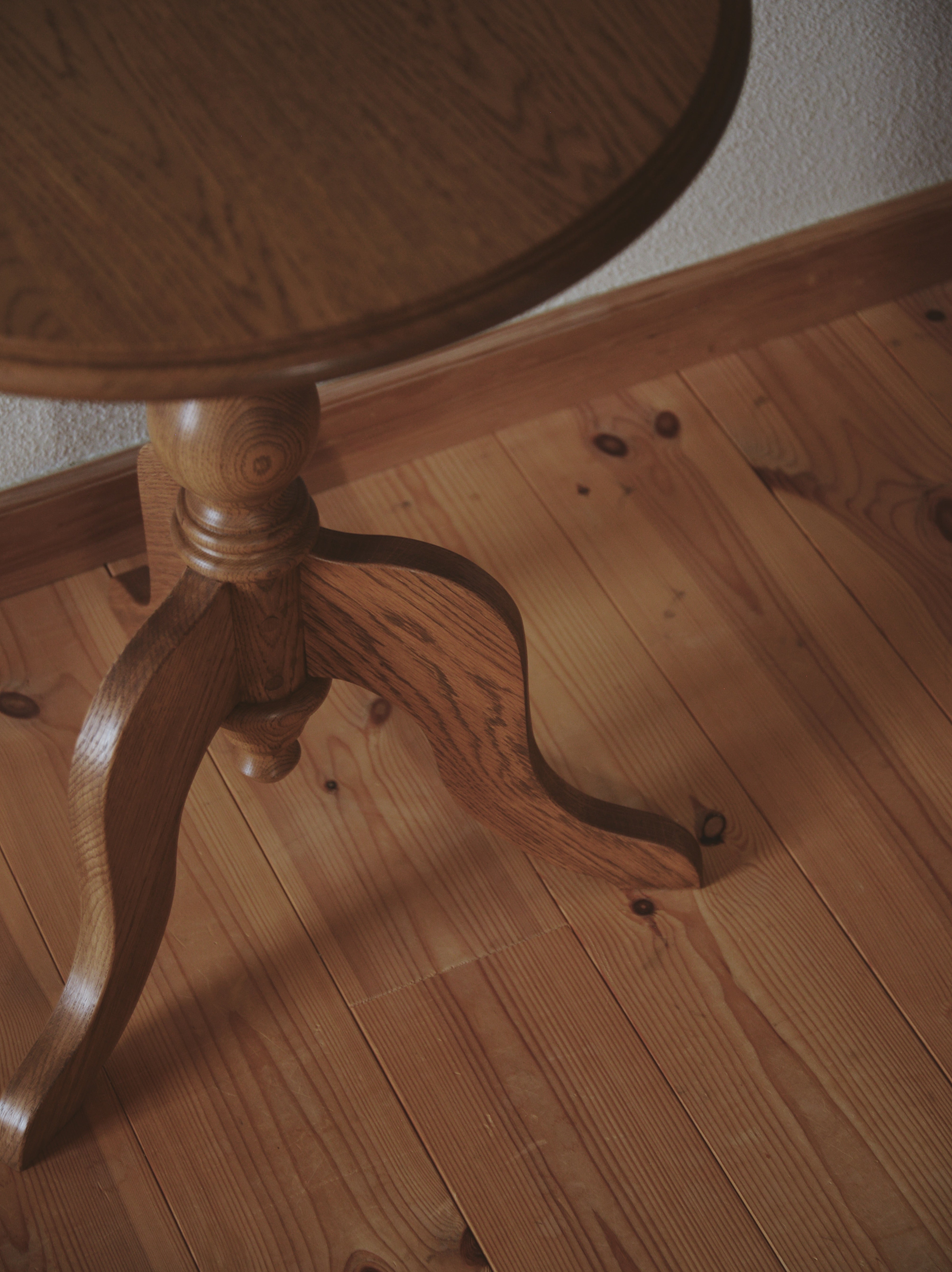 ラウンドサイドテーブル