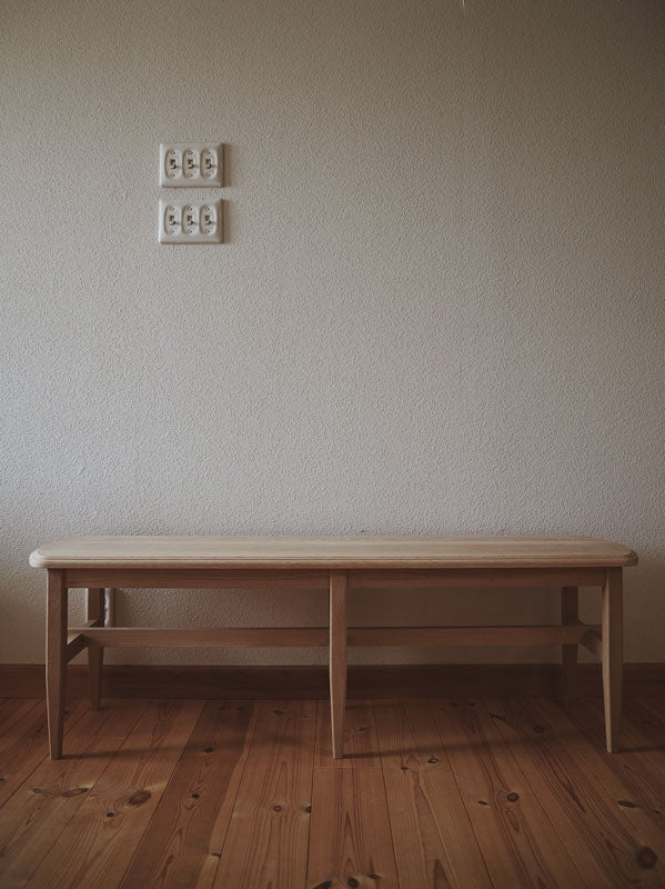 丸角の脚の木のベンチ