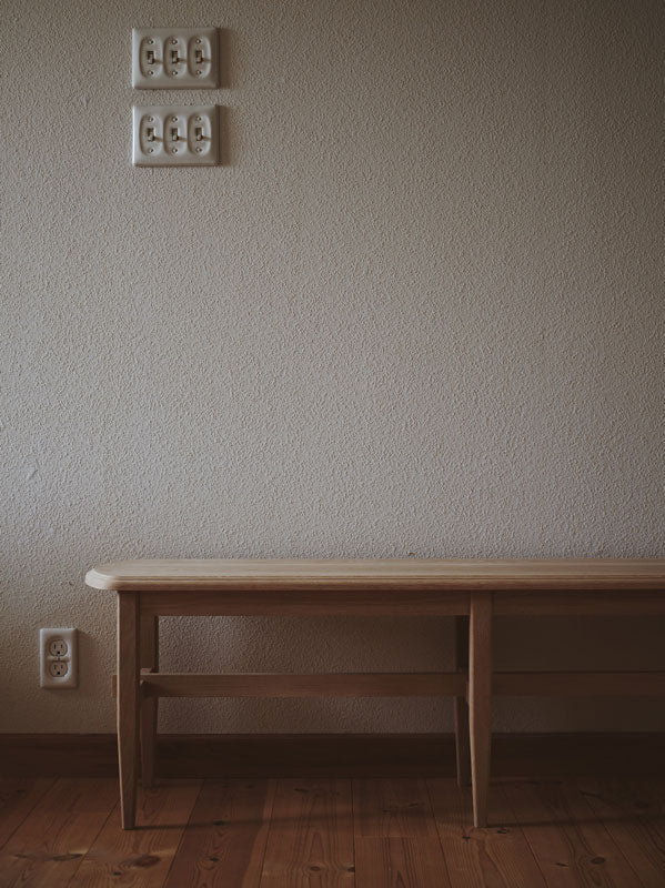 丸角の脚の木のベンチ