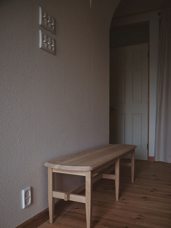 丸角の脚の木のベンチ