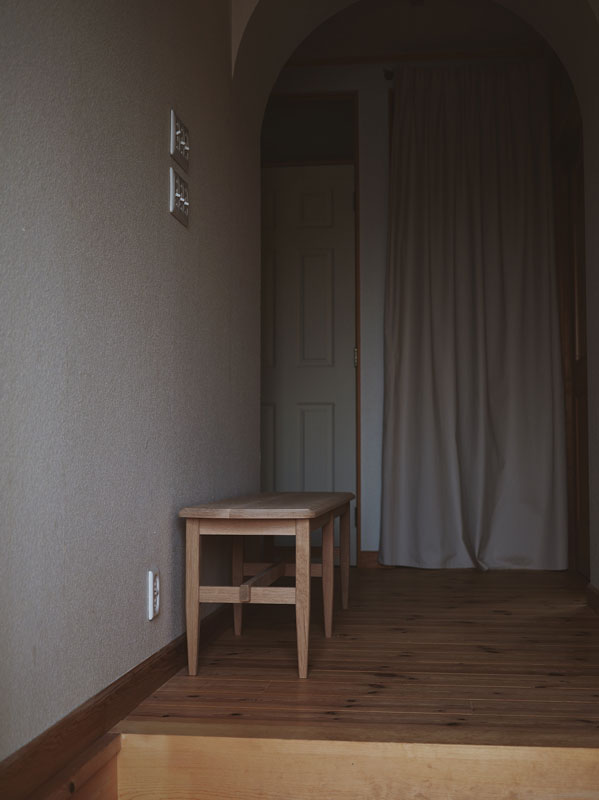 丸角の脚の木のベンチ