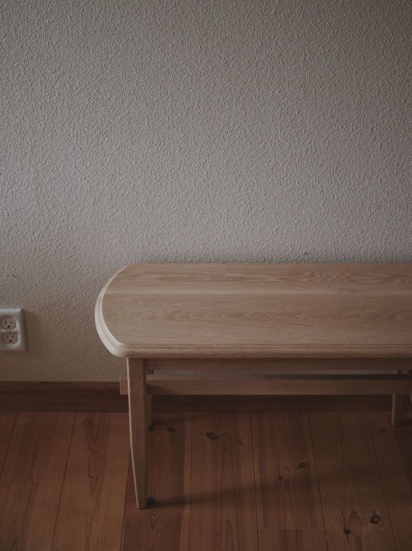 丸角の脚の木のベンチ