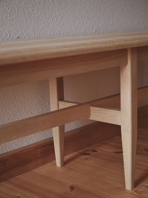 丸角の脚の木のベンチ