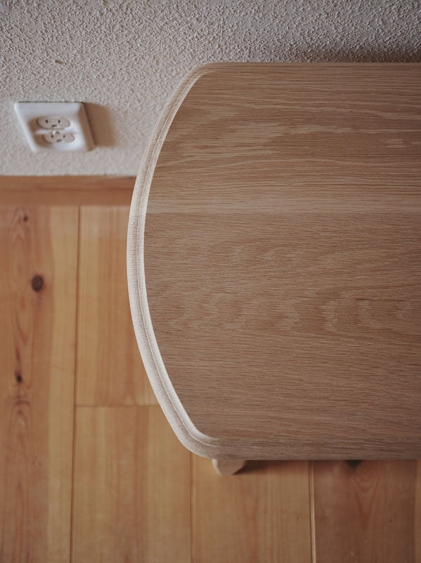 丸角の脚の木のベンチ