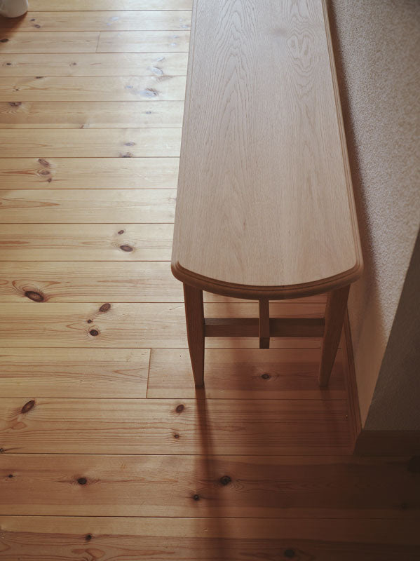 丸角の脚の木のベンチ