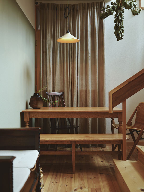 丸角の脚の木のベンチ