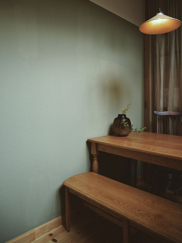 丸角の脚の木のベンチ