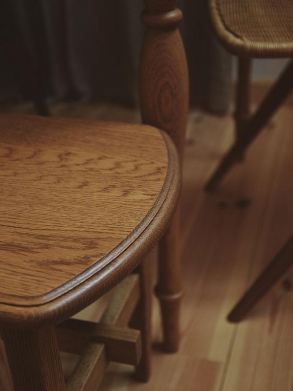 丸角の脚の木のベンチ