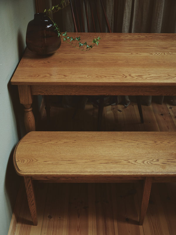 丸角の脚の木のベンチ