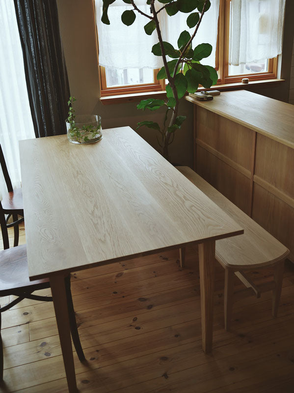 丸角の脚の木のベンチ