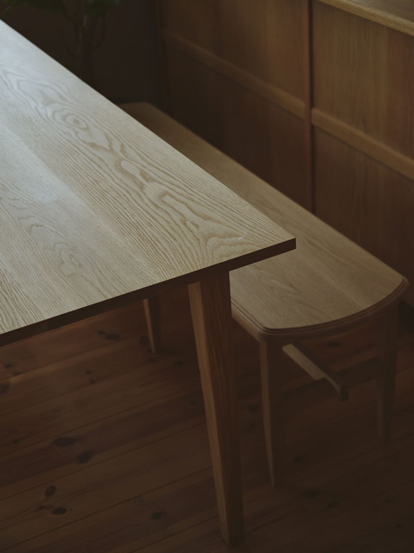 丸角の脚の木のベンチ