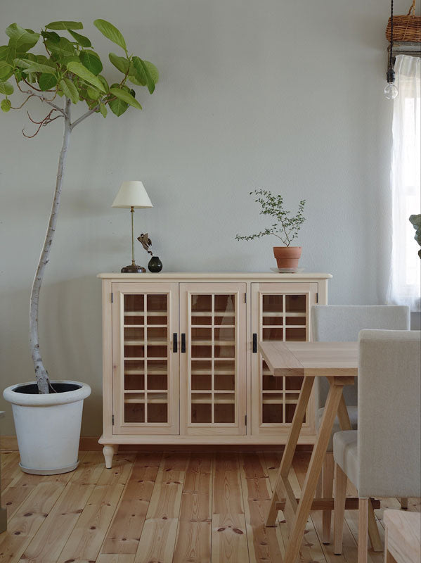 パインの格子のサイドボード