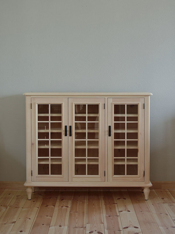 パインの格子のサイドボード