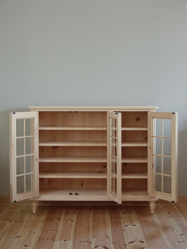 パインの格子のサイドボード