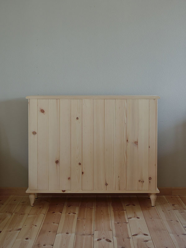 パインの格子のサイドボード