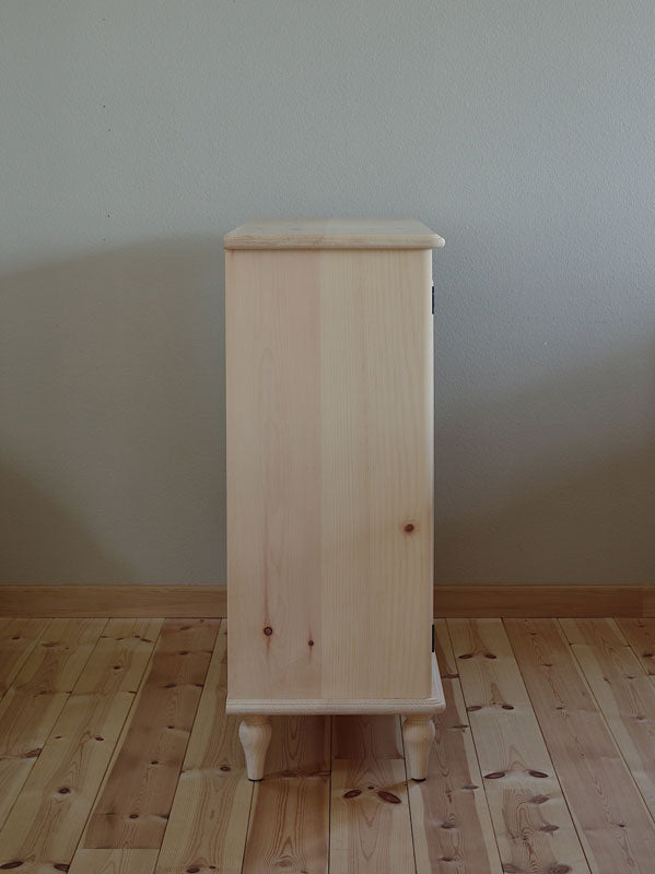 パインの格子のサイドボード