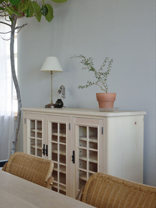 パインの格子のサイドボード