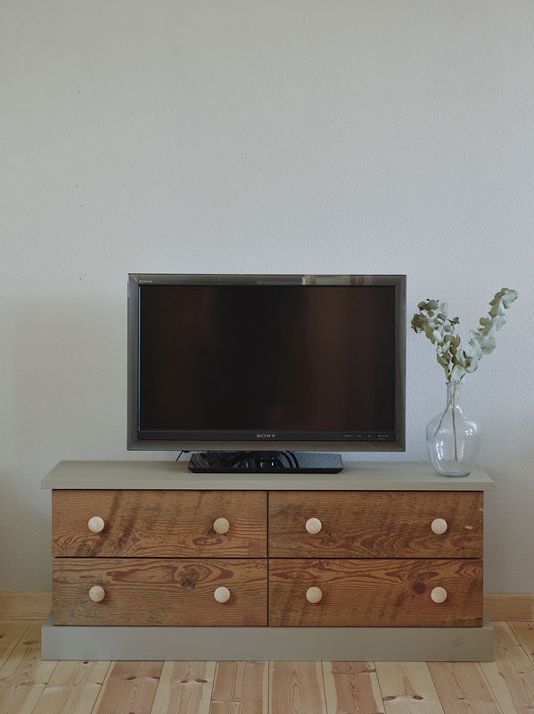 古いパインのサイドボード