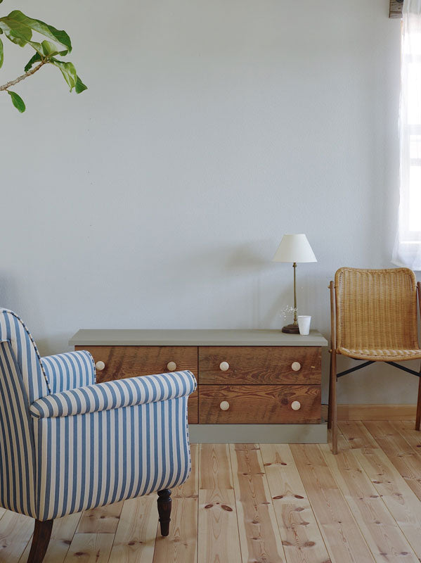 古いパインのサイドボード