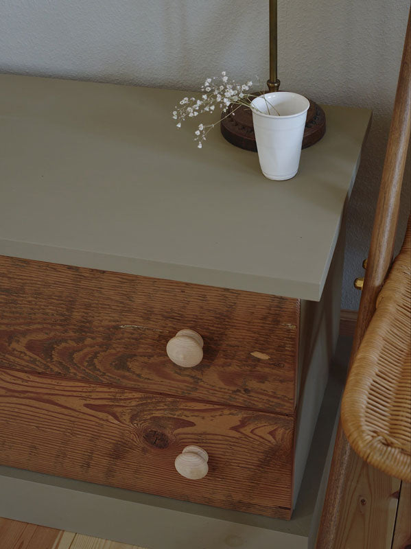 古いパインのサイドボード