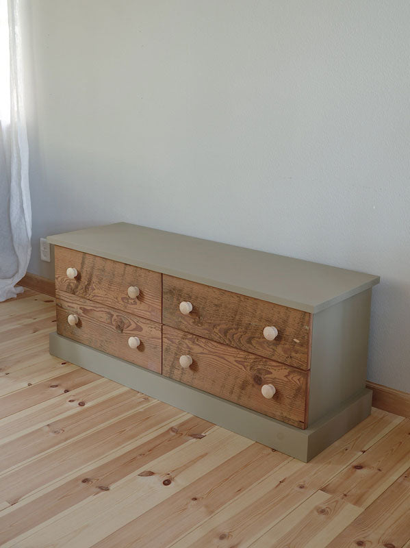 古いパインのサイドボード