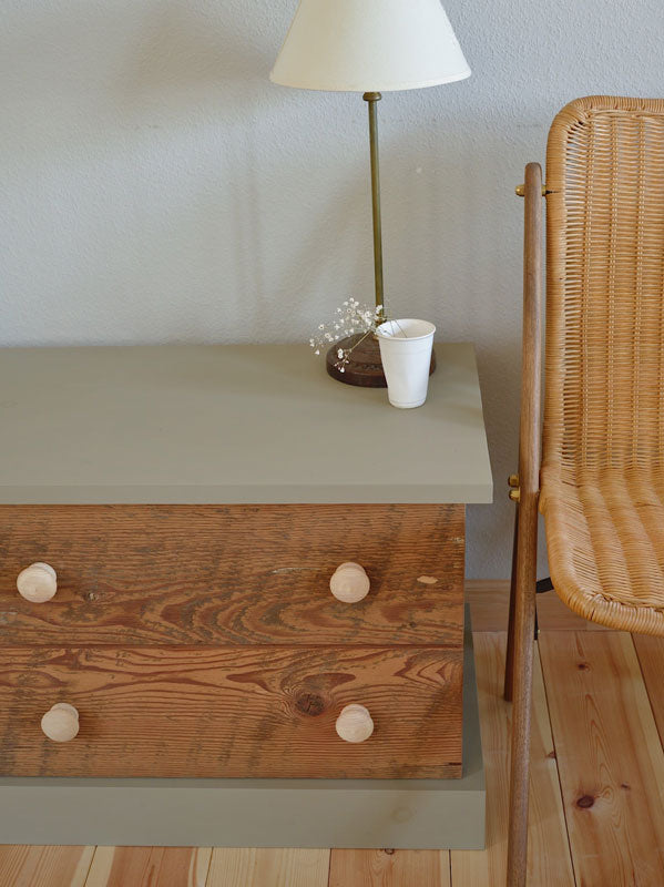 古いパインのサイドボード