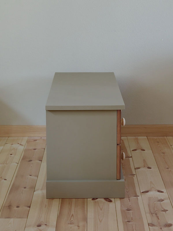 古いパインのサイドボード