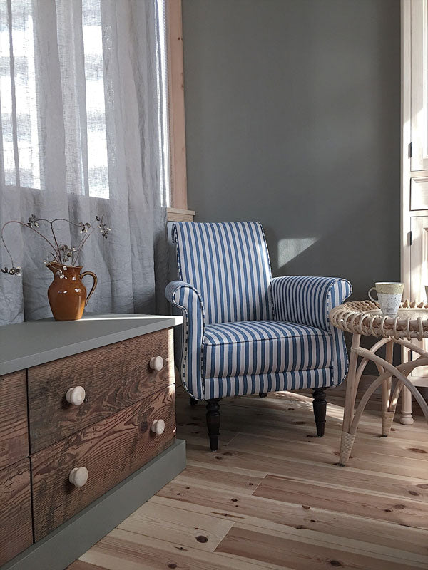 古いパインのサイドボード