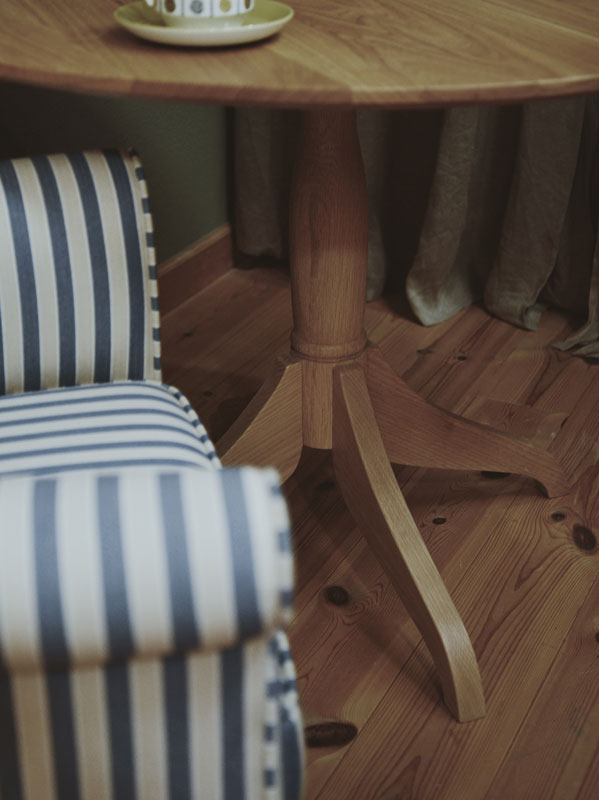 Oak Round Table for living dining H660