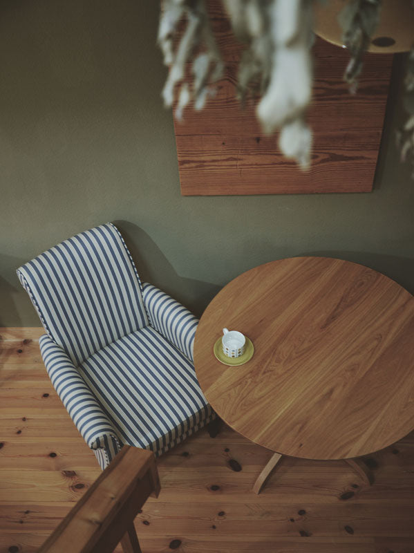 Oak Round Table for living dining H660