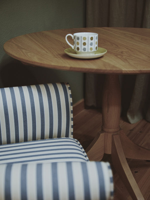 Oak Round Table for living dining H660