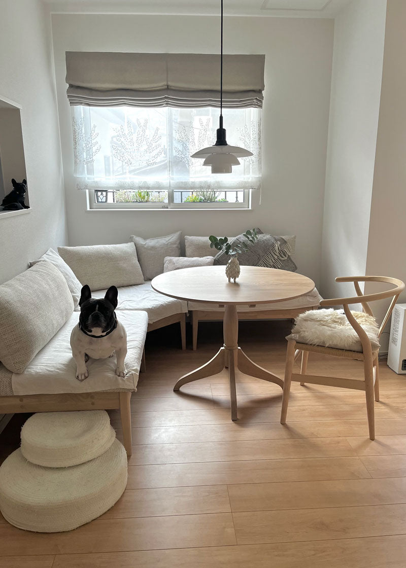 空間の余白がなんともいえない “オーク ラウンド ローテーブル”