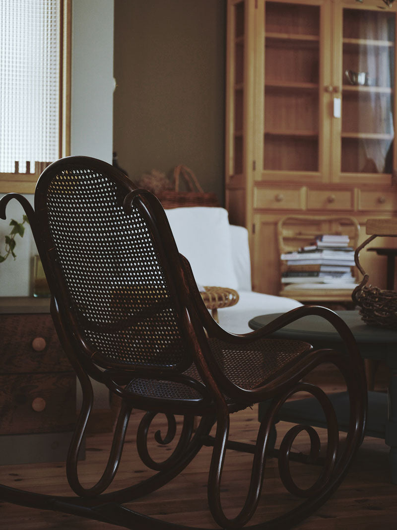 つい触れたくなる曲線の“ロッキングチェア“