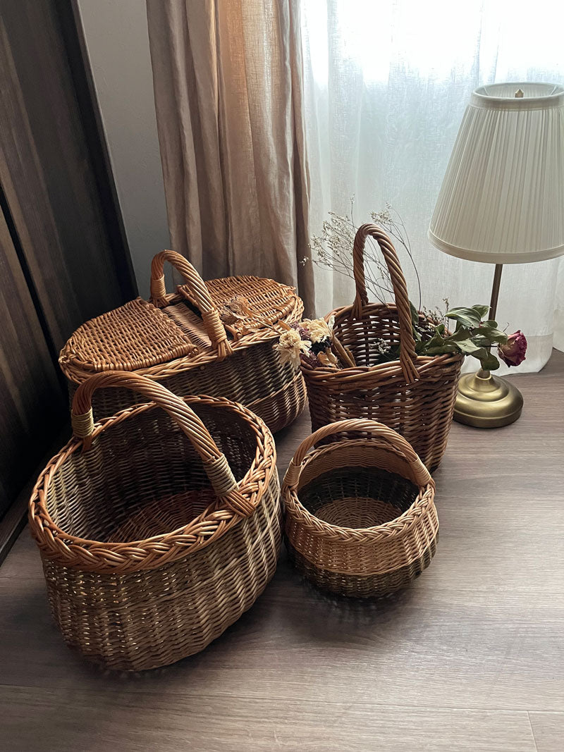 部屋のあちこちに かご