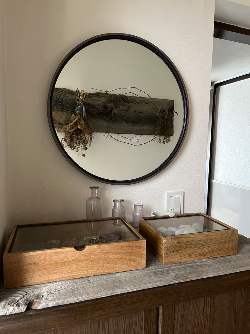 グレーシルバーの鉄のフレームの中の紫色の丸棒がとても綺麗 ”丸鏡（玄関）”