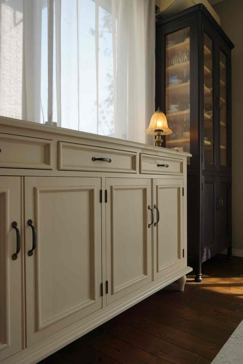 ガラスキャビネットとチェスト(サイドボード）