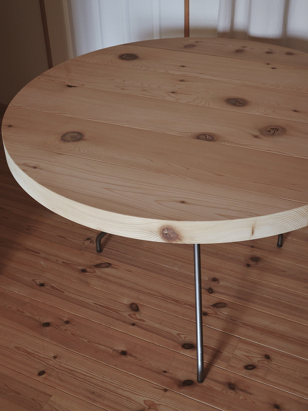 RED CEDAR Round table w/ironlegs