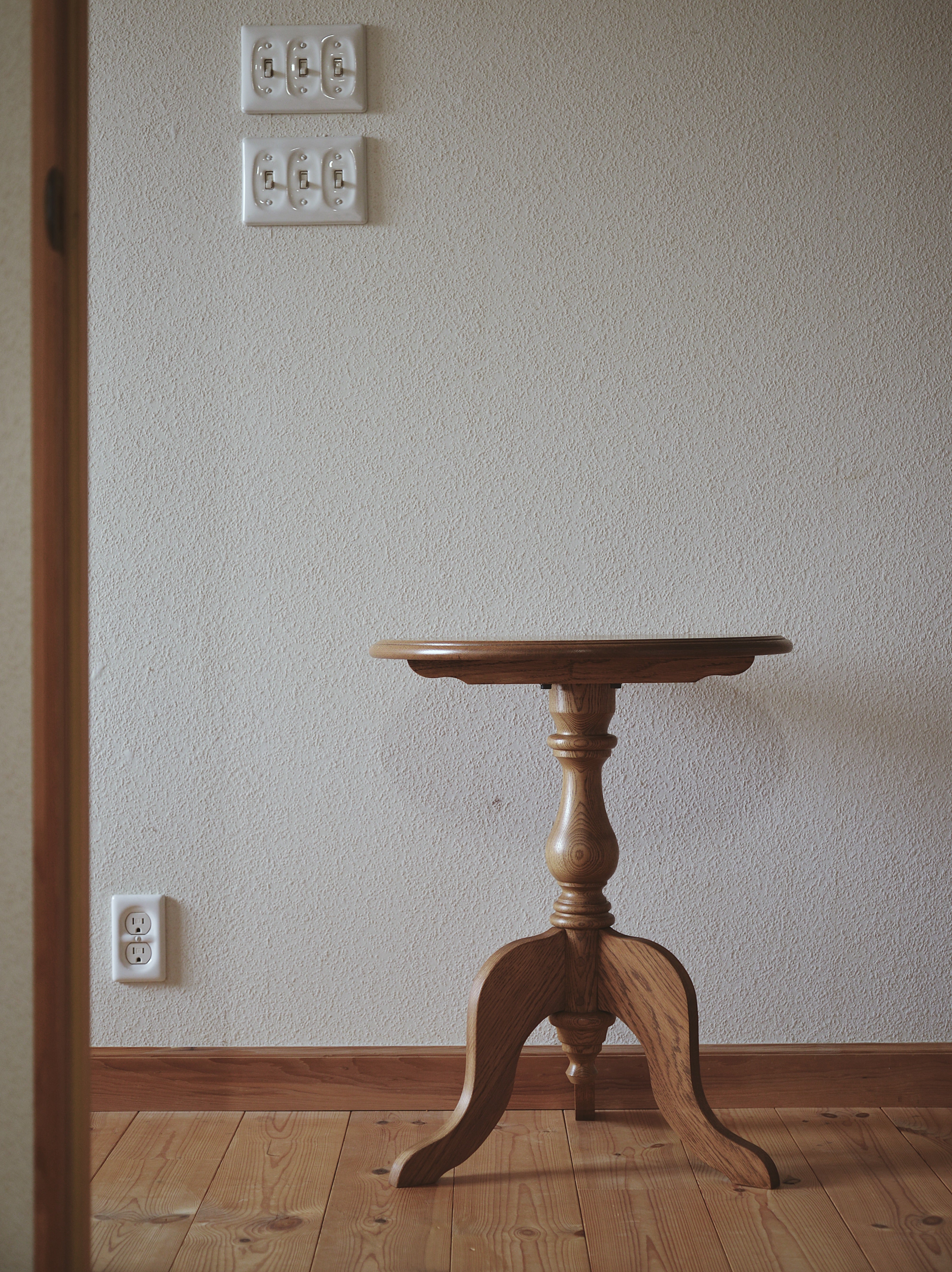 ラウンドサイドテーブル