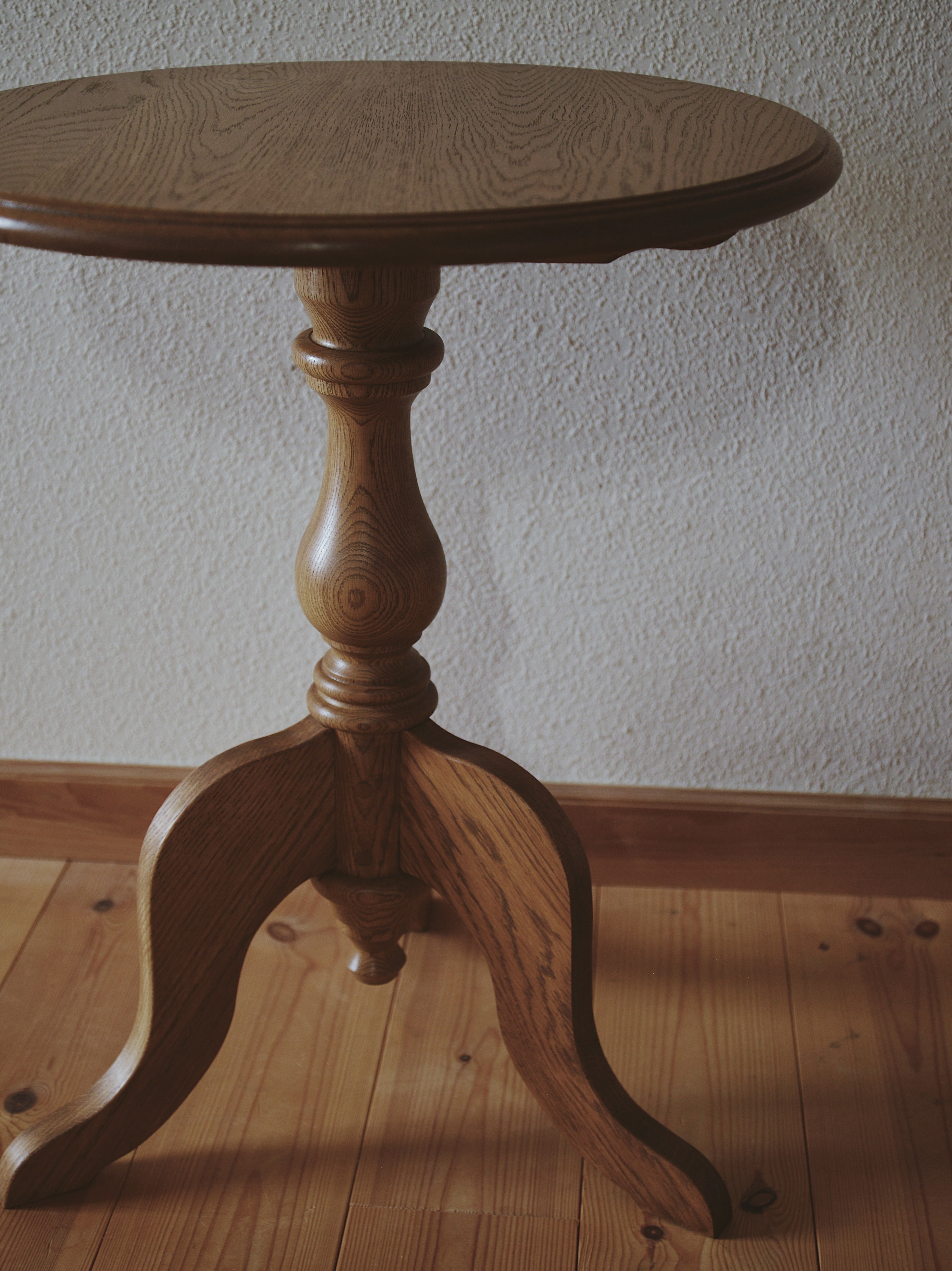 ラウンドサイドテーブル