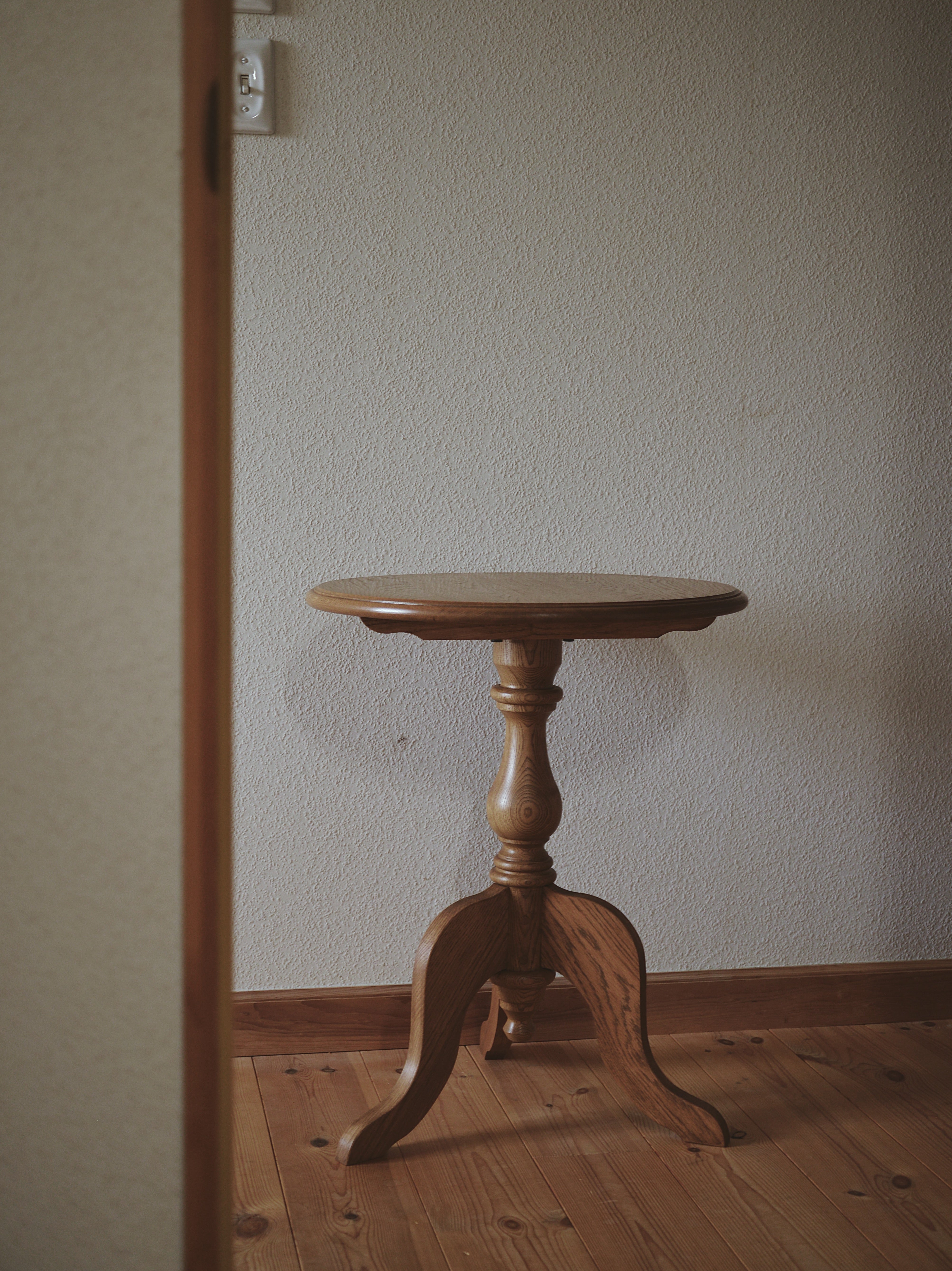 ラウンドサイドテーブル